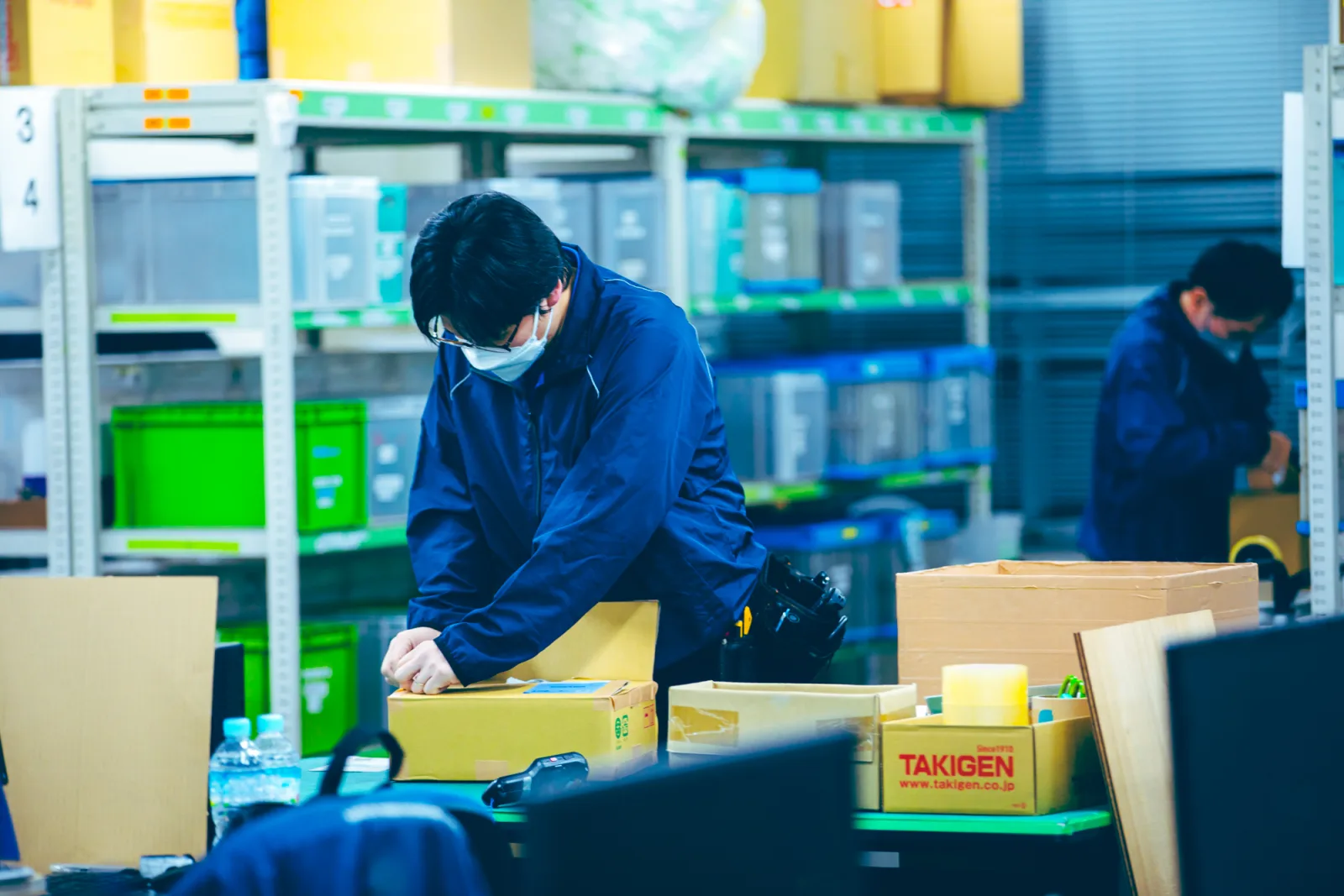 電子部品の出荷準備を行うスタッフ