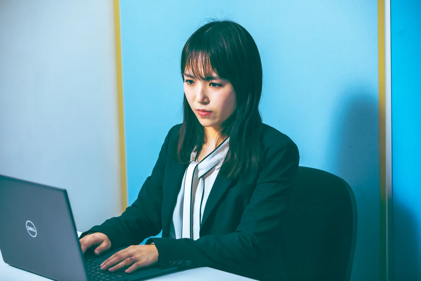 業務に取り組むスタッフ